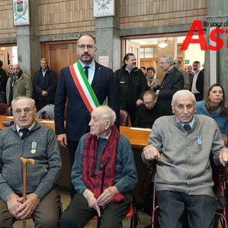 Il sindaco Maurizio Rasero ritratto con i tre deportati ancora viventi