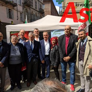 Sergio Chiamparino con gran parte dei candidati astigiani della coalizione che lo sostiene