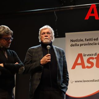 Claudio Bruno (a destra, con il microfono) ritratto alla serata organizzata per il primo anno di pubblicazione della nostra Testata