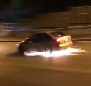 Nel fermo immagine del video divenuto virale, il vero e proprio 'atterraggio' di una delle auto in gara