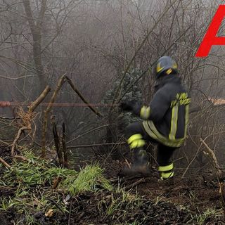Un vigile del fuoco impegnato nell'intervento di recupero
