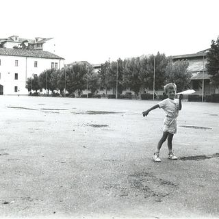 Un bimbo nel cortile della Caserma, all'arrivo. Foto di Giampiero Monaca