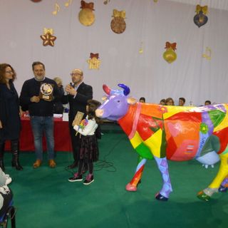 La coordinatrice della Biblioteca (prof. L. Durando), il pittore (Beppe Gargarella), il sindaco di Portacomaro (dott. A. Balliano) e la giovanissima vincitrice (Ludovica Ibba)