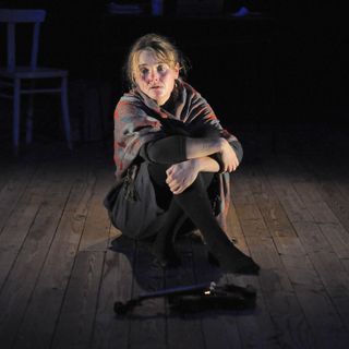 L'attrice Elena Formantici ritratta in una foto di scena dello spettacolo &quot;Guido suonava il violino&quot;