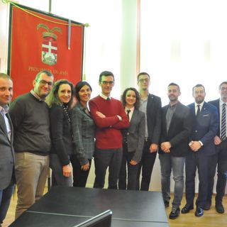Foto d'archivio del Consiglio provinciale con, al centro, il presidente Lanfranco