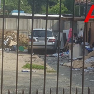 Asti: rottami e immondizia abbandonati da oltre un anno in un cortile di via Lungo Tanaro