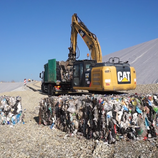 Un mezzo al lavoro nella discarica di Cerro Tanaro (immagine d'archivio)