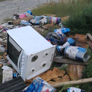 Cavi elettrici, vecchi mobili, bidoni di solventi: discarica a cielo aperto agli Stagni di Belangero [Fotogallery]