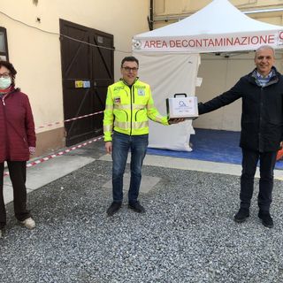 Federico Braggio presidente del R.C. Canelli-Nizza Monferrato (a destra) durante la consegna  a Piero Bottero presidente della Croce Verde di Nizza con Lisella Martino presidente incoming del R.C. Canelli Nizza Monferrato.