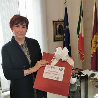 Il questore di Asti, dottoressa Alessandra Faranda Cordella, con le mascherine donate dall'Asti Calcio