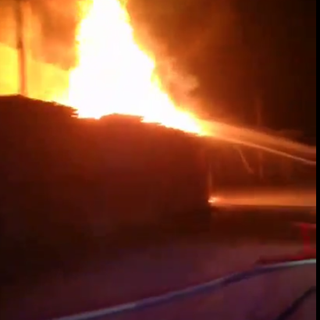 Le alte fiamme sviluppatesi a Portacomaro