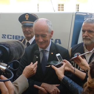 Il prefetto Gabrielli attorniato da cronisti in occasione della sua precedente visita astigiana
