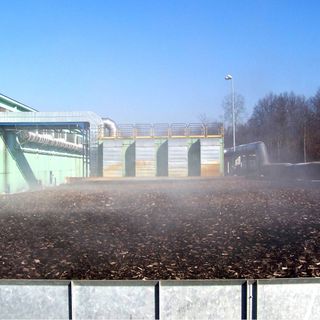 Un impianto di compostaggio in una delle ecostazioni di GAIA