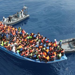 Lotta alla migrazione clandestina: sbarchi in calo dell’81%, focus sulla rotta balcanica e sui finanziamenti alle ONG