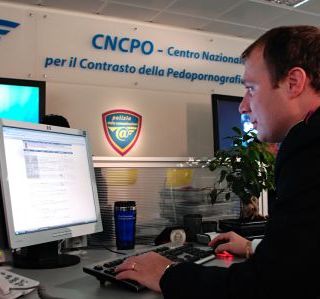 Perquisizioni, arresti e denunce (una delle quali ad Asti) in 15 regioni nell’ambito di una maxi attività anti pedopornografia online