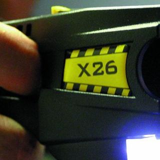 Salvini: “Da giugno tutte le Forze dell’Ordine saranno dotate di pistole elettroniche”