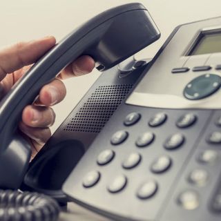 Attenzione alle telefonate che annunciano un premio: potreste pagare fino a 6mila euro