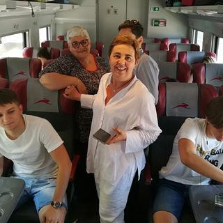 La presidente dell'Ordine dei Geometri, Donatella Curletto (al centro) con alcuni dei ragazzi premiati, ritratti sul treno con il quale stanno raggiungendo Roma in vista della premiazione in programma domani mattina