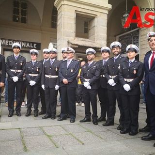 L'assessore Bona (primo da destra) ritratto con i nuovi agenti la mattina del giuramento
