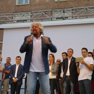 Nella foto, risalente al giugno 2017, un momento dell'intervento astigiano di Beppe Grillo, fondatore del Movimento. Alle sue spalle si riconoscono, tra gli altri, il consigliere Spata (secondo da sinistra, a braccia conserte), il candidato consigliere regionale Marco Allegretti (in giacca, accanto a Spata), l'europarlamentare Tiziana Beghin (alle spalle di Grillo) e il capogruppo in Consiglio comunale Massimo Cerruti (in giacca, a fianco della Beghin)