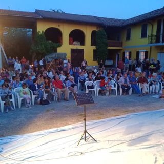 Oltre 150 persone, tutte con lo sguardo rivolto al cielo, hanno partecipato a “Guarda che Luna!”