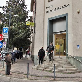 Nella foto, scattata il 27 marzo da Efrem Zanchettin, una delle prime giornate di consegna delle pensioni &quot;scaglionate&quot;, file ordinate di fronte alle Poste centrali di corso Dante