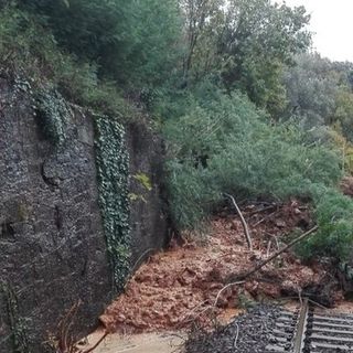 Emergenza maltempo, ancora numerosi disagi anche per chi deve viaggiare in treno