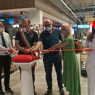 Quattro milioni di investimento complessivo per il punto vendita Nova Coop di via Monti, in uno spazio totalmente rinnovato [VIDEO e FOTOGALLERY]