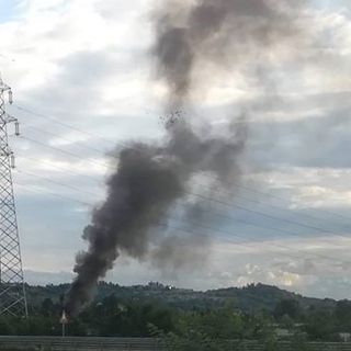 Il denso fumo nero generato da un precedente rogo di spazzatura