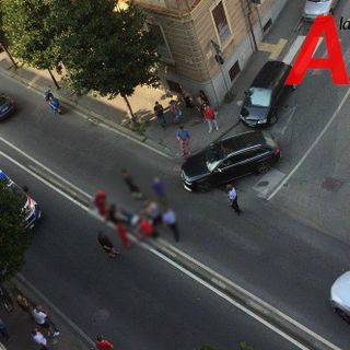 Le fotografie dei soccorsi, inerenti l'incidente avvenuto in corso Dante, sono state opacizzate per non rischiare di urtare la sensibilità dei lettori