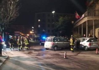 Vigili del fuoco sul luogo del semifrontale che ha posto fine alla fuga dei due immigrati