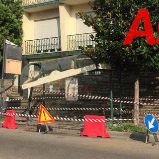 Già ubriaco alle 20.30, centra con l’auto una palina del bus in piazza Vittorio Veneto