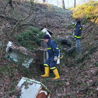 Ripulita da volontari un’ennesima discarica abusiva, questa volta a Montegrosso Cinaglio