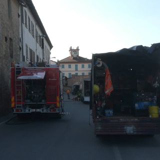 Revigliasco: tubo del gas tranciato durante degli scavi, sul posto i vigili del fuoco