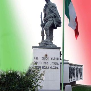 Il monumento agli Alpini in piazza della Libertà