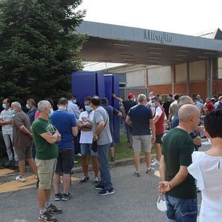 Un presidio di lavoratori davanti alla azienda