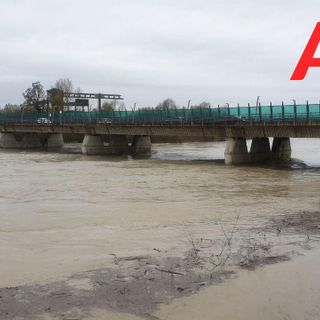 Allerta meteo: ad Asti il Tanaro, in piena, sta transitando dentro i margini [FOTO e VIDEO]