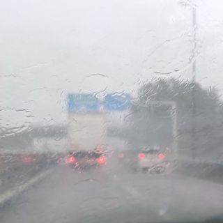 Mezzi a passo d'uomo in tangenziale (la foto è stata scattata nei pressi dello svincolo per Boana) a causa del maltempo di ieri pomeriggio