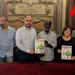 Nella foto, da sinistra a destra: la consigliera comunale Francesca Ragusa, il consigliere Mario Malandrone, il sindaco Rasero, Idrissa Gueye, l'assessore Mariangela Cotto e il presidente del Consiglio Comunale Giovanni Boccia