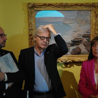 Vittorio Sgarbi ritratto tra il sindaco Maurizio Rasero e l'assessore regionale alla Cultura Vittoria Poggio