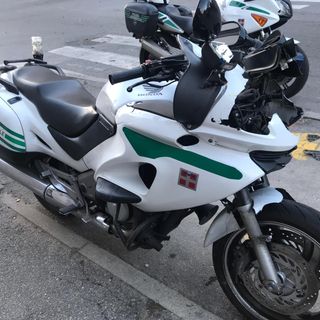 La motocicletta della Polizia Municipale sulla quale si trovava l'agente ferito