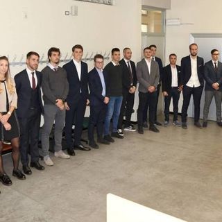 una nutrita schiera di neo dottori SUISM in una recente sessione di lauree “in presenza”, modalità che tutti auspicano ritorni presto di routine