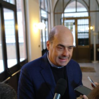Il presidente Zingaretti mentre risponde alle domande dei giornalisti