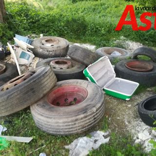 Pneumatici, vecchie tv, un divano… di nuovo piena di rifiuti una discarica abusiva rimossa meno di un mese fa