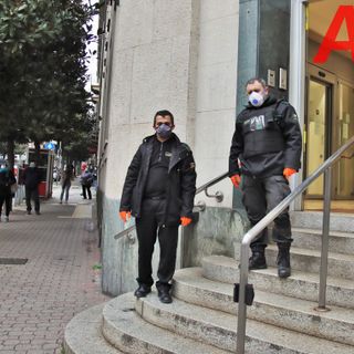 File ordinate anche di fronte alle Poste Centrali di corso Dante, ad Asti. Il tutto vigilato dal servizio d'ordine All Sytem (Foto di Efrem Zanchettin)