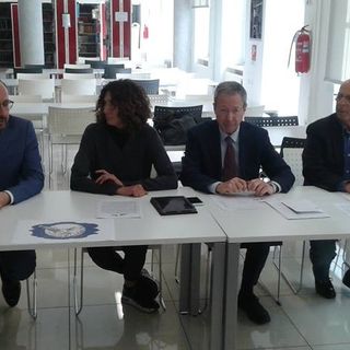 Il sindaco Maurizio Rasero, la presidente della Biblioteca Roberta Bellesini Faletti, il presidente dell'Ordine dei Giornalisti del Piemonte Alberto Sinigaglia e l'assessore comunale alla Cultura Gianfranco Imerito ritratti nel corso della conferenza stampa di presentazione del festival