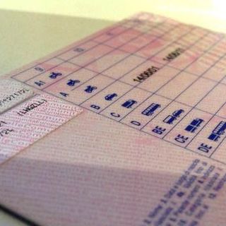 Guidava con una patente contraffatta: controllata e denunciata davanti alla scuola dei figli