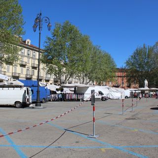Il mercato di piazza Alfieri