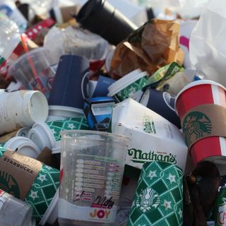 Economia circolare: la Commissione fornisce orientamenti per l'applicazione armonizzata delle norme sulla plastica monouso e fa progressi nel monitoraggio degli attrezzi da pesca