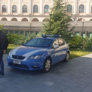 Camminava in tangenziale, ad Asti, scalzo e armato di bastone. Arrestato dalla Polizia